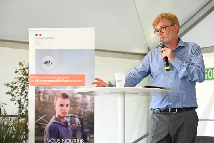 Marc Fesneau sur une estrade en plein discours 