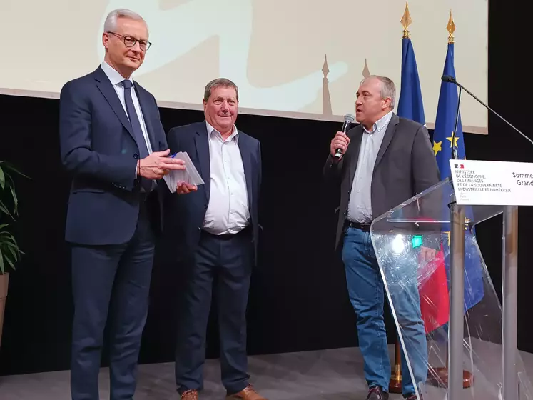 Bruno Le Maire (ministre de l’Economie) avec Jacques Chazalet, président du Sommet de l’élevage, et Patrick Bénézit, président de la Fédération nationale bovine (FNB), le 6 octobre au Sommet de l’élevage.  