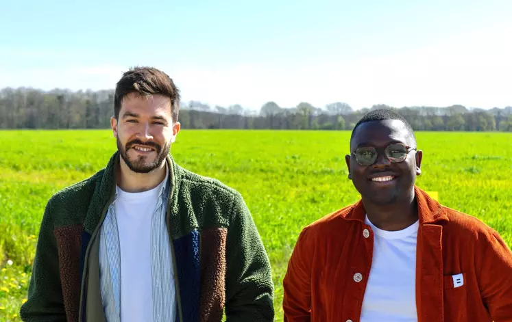 Paul Rodrigues et Adime Amoukou, cofondateurs d’Hectarea, devant un champs.