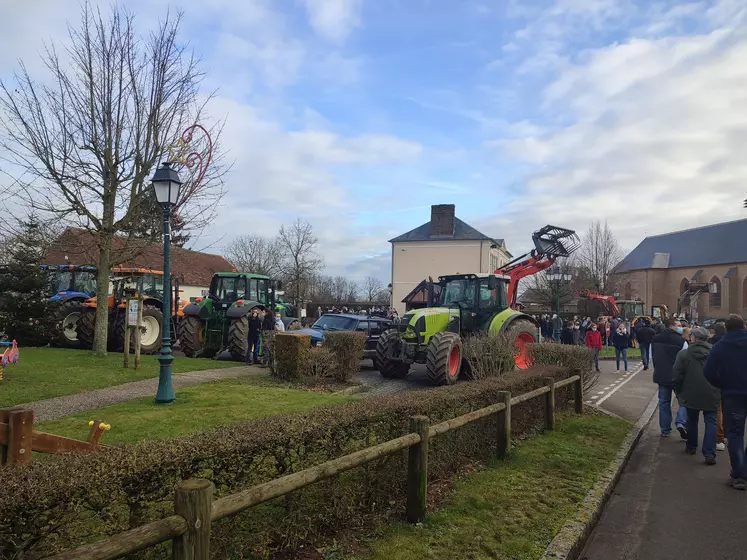 Manifestation d'agriculteurs avec tracteurs en soutien à Vincent Verschuere dans l'Oise.