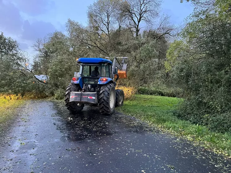 Un agriculteur aidant à dégager un route suite à la tempête Ciaran.