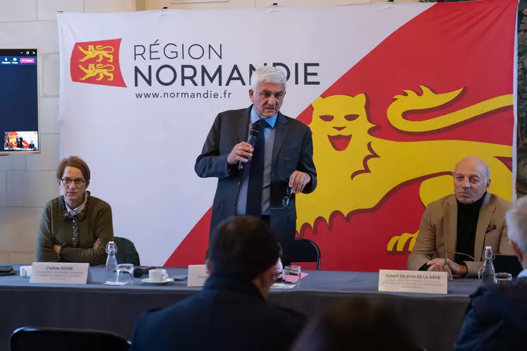 Hervé Morin, président de la région Normandie lors d'une conférence de presse.
