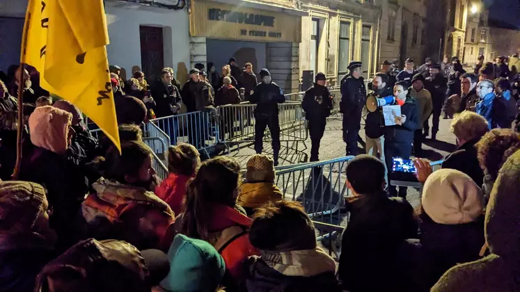 Déclaration des militants contre la bassine de Sainte-Soline devant le tribunal de Niort