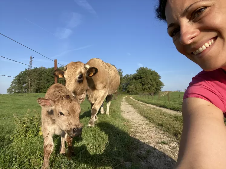 L'éleveuse Bérengère Paquet faisant un selfie avec une vache et son veau.