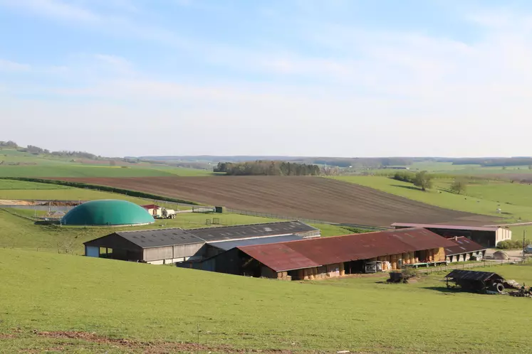 Unité de méthanisation à côté de bâtiments d'élevage