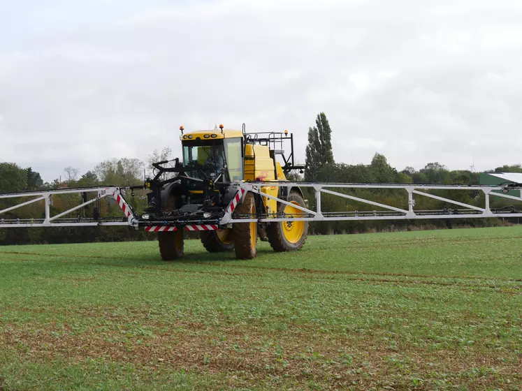 Traitement herbicide sur du colza avec un pulvérisateur