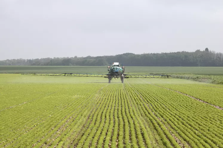 Application d'un traitement phytosanitaire fait dans un champ