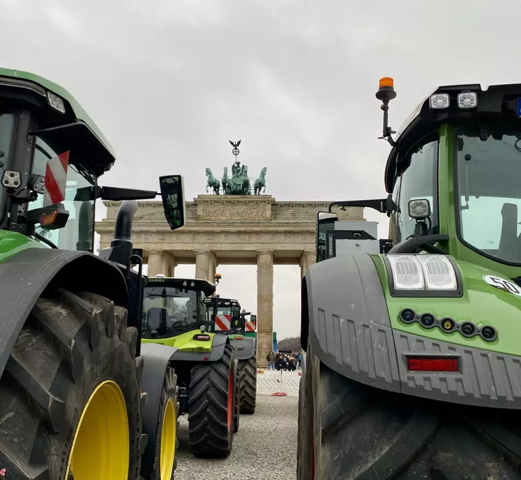 Manifestation d'agriculteurs allemands devant la porte de Brandebourg à Berlin