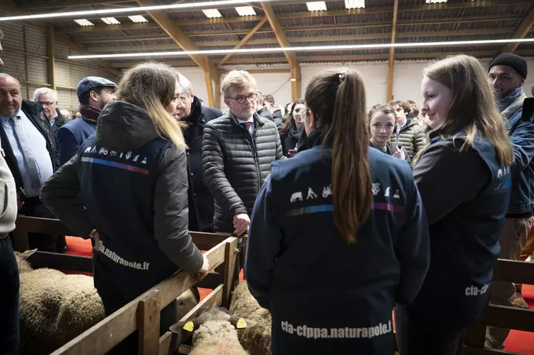 Marc Fesneau discutant avec des jeunes du lycée agricole d'Yvetot