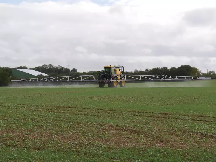 Traitement herbicide sur du Colza en Vendée