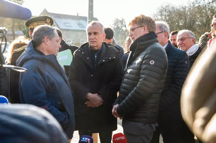 Marc Fesneau écoutant l'éleveur laitier Franck Thivirier, à Massay dans le Cher.