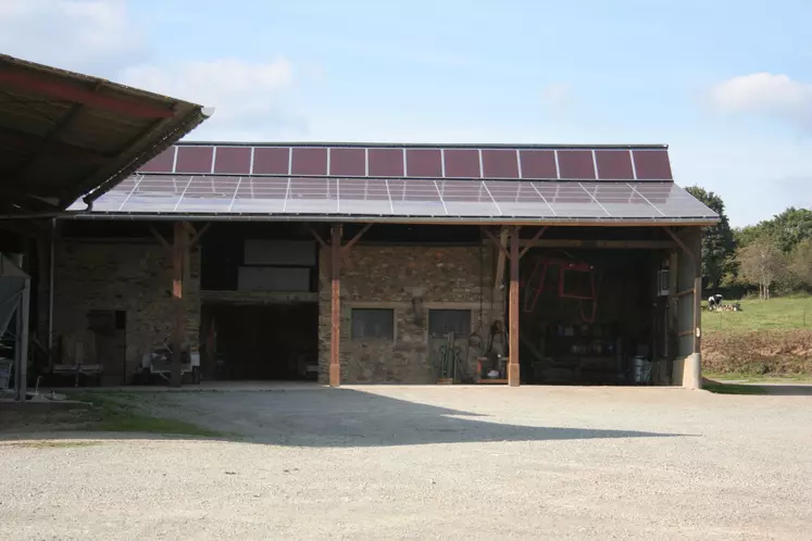 Panneaux photovoltaïque sur un bâtiment agricole