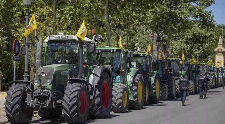 Agriculteurs espagnols manifestant en tracteurs dans la rue
