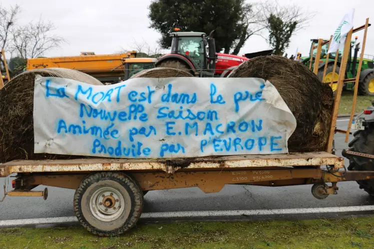 Banderole interpellant Macron lors d'une manifestation agricole