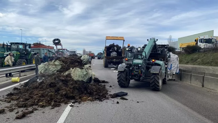 La route entre Valence et Romans-sur-Isère bloquée par un convoi de tracteurs le 24 janvier.