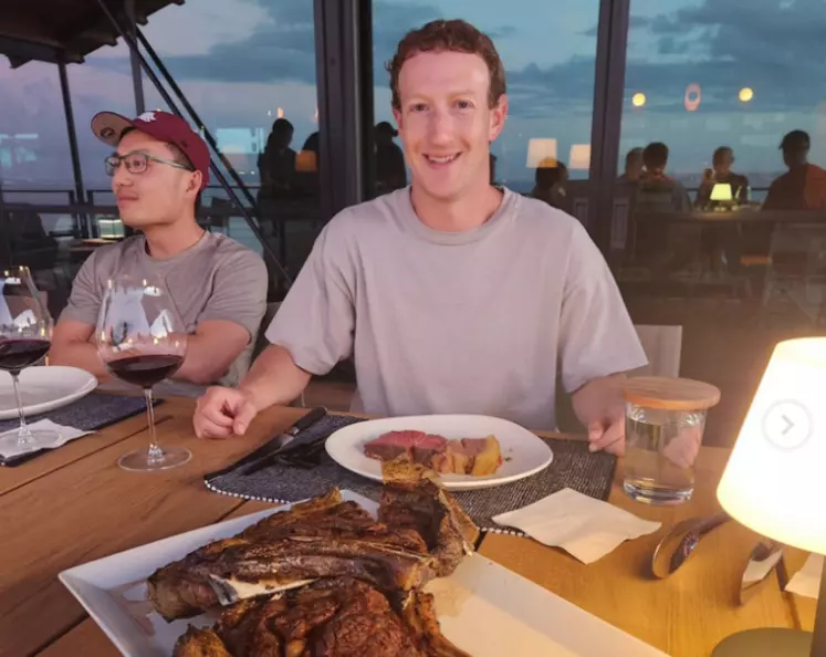 Mark Zuckerberg devant un côte de boeuf Wagyu dans un post sur Instagram