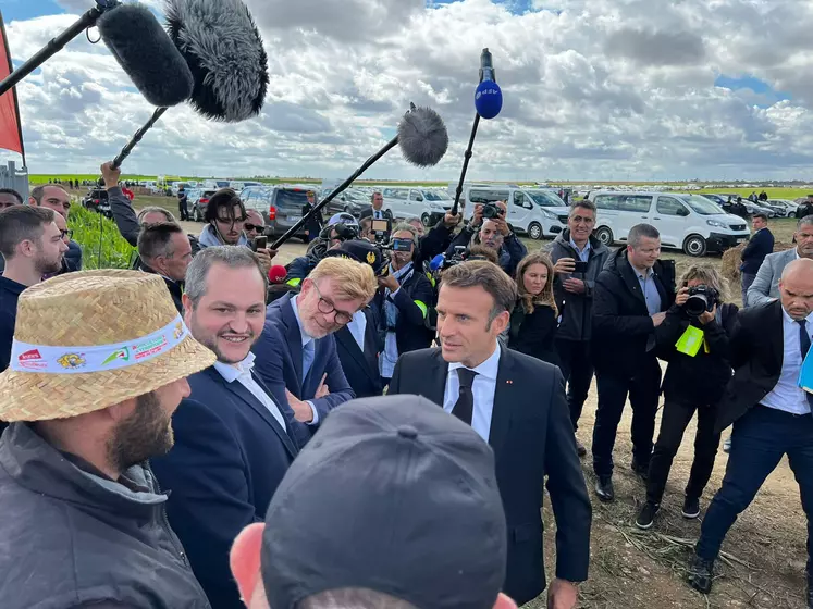Arnaud Gaillot, président des Jeunes agriculteurs, avec Emmanuel Macron sur Terres de Jim