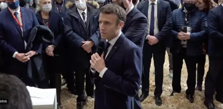 Emmanuel Macron fait un discours au Salon de l'agriculture en 2023.