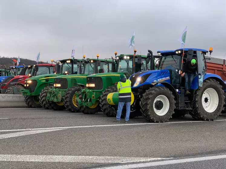 Tracteurs faisan un barrage routier en Ile-de-France le 1er février 2024.