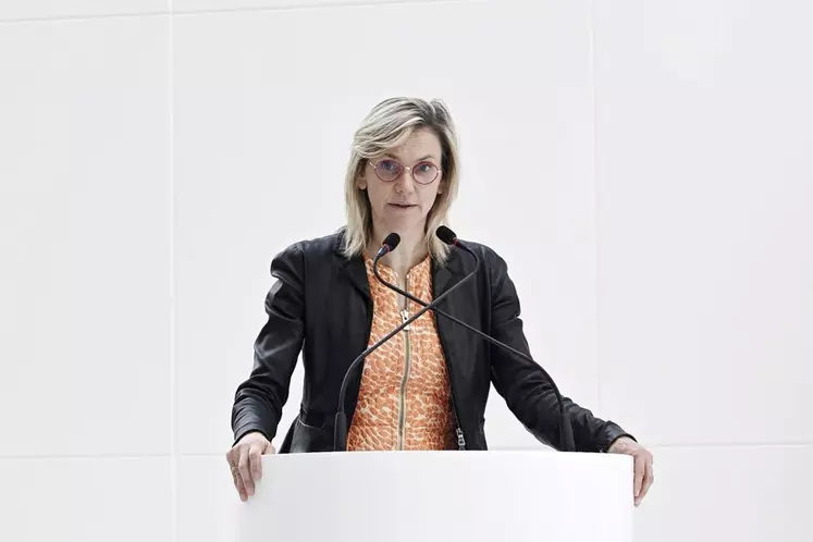 Agnès Pannier-Runacher devant un pupitre
