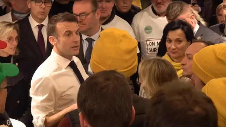 Emmanuel Macron débattant avec une trentaine d'agriculteurs au salon de l'agriculture 2024.