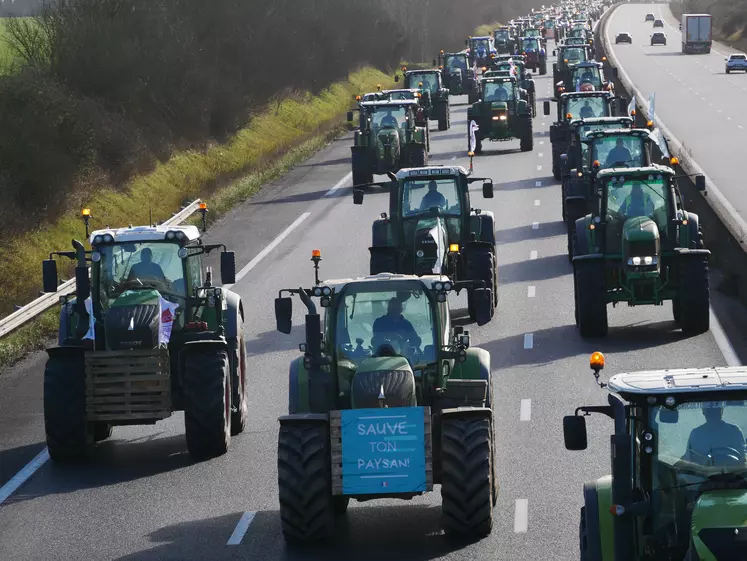 Convoi de tracteurs lors des manifestations agricoles de janvier 2024 sur l'autoroute A10