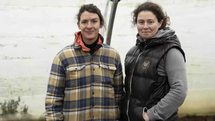 Olivia Renaud et Mélanie Blanchard, deux des quatre associées de la Ferme des Bayottes, en polyculture-élevage biologique sur 187 hectares dans l’Oise.
