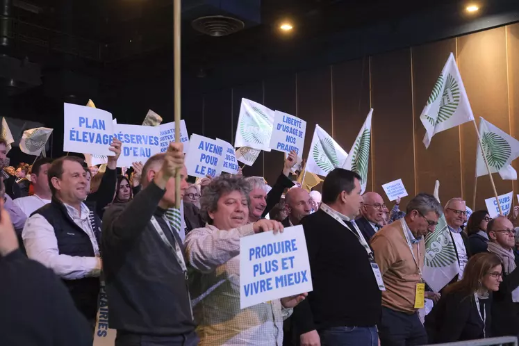 Pancartes brandies par les adhérents de la FNSEA lors du discours de Marc Fesneau à Dunkerque