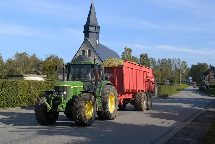 Tracteur traversant un village