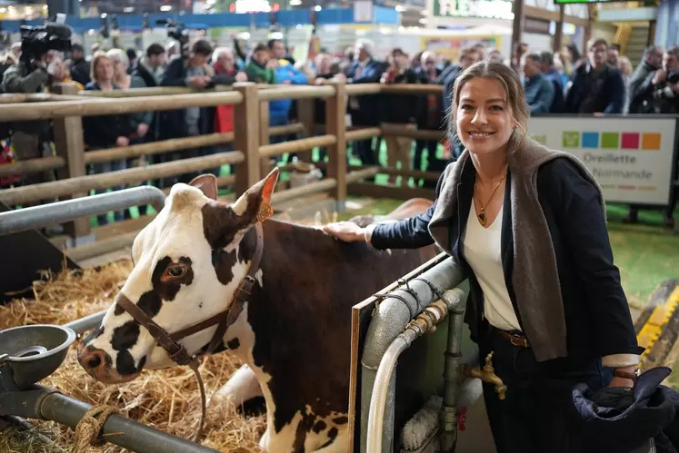 Céline Imart, le 26 février, devant la vache Oreillette au salon de l'Agriculture.