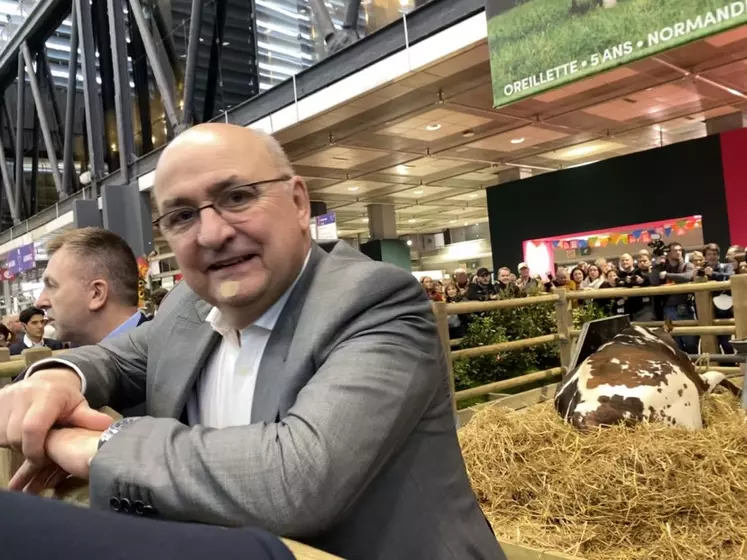 Jean-Luc Poulain, président du salon de l'Agriculture, attendant à côté de la vache Oreillette
