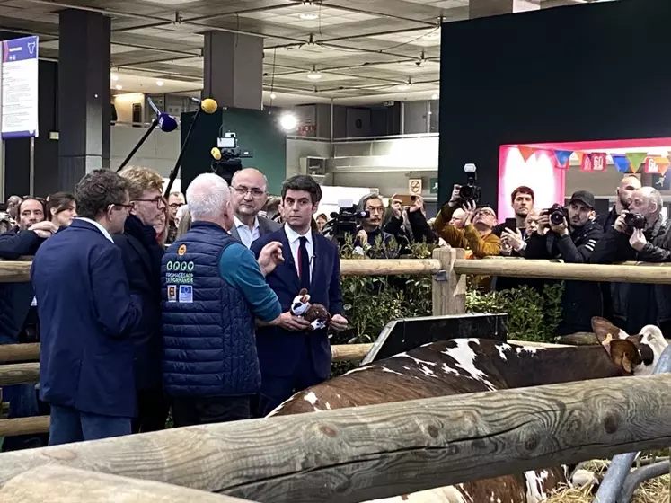 Gabriel Attal entouré des médias lors de sa visite au salon de l'Agriculture