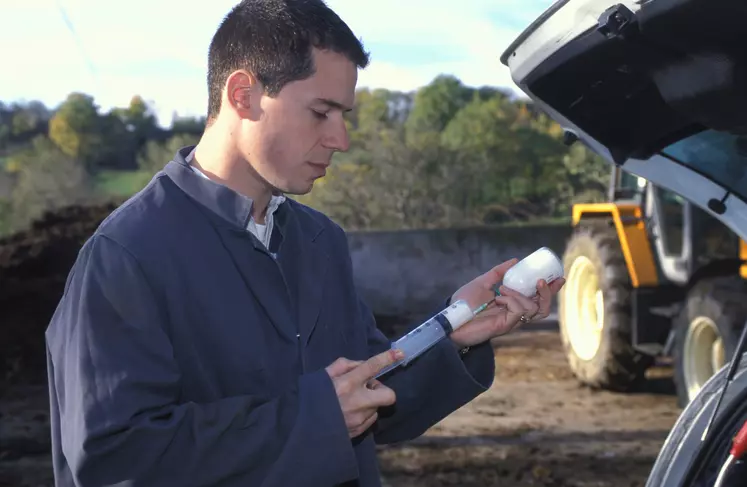 Vétérinaire préparant une injection d'antibiotiques.