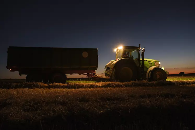 Moisson de nuit dans l'Indre