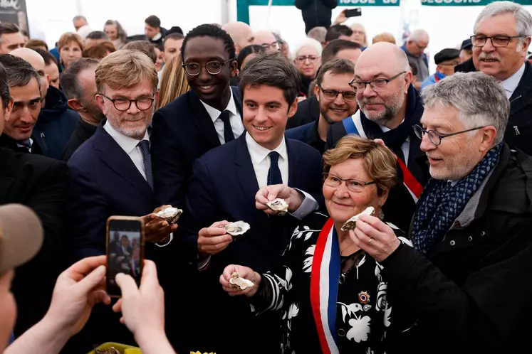 Gabriel Attal avec Marc Fesneau faisant un selfie au Pirou dans la Manche.