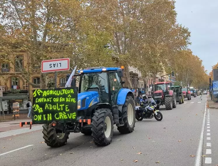 Pancarte sur un tracteur lors de manifestations agricoles