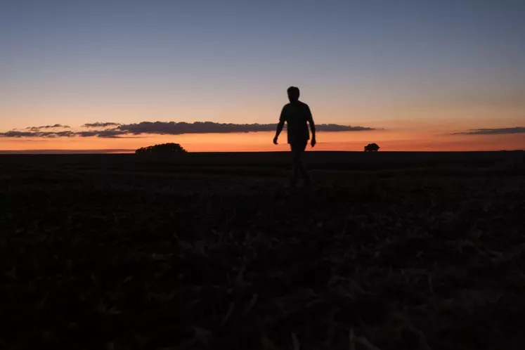 agriculteur seul dans un champ