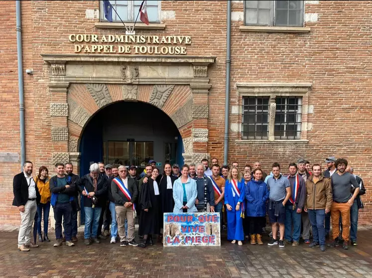   Membres du collectif Pour que vive la piège le 20 juin devant la Cour administrative d’appel de Toulouse.  