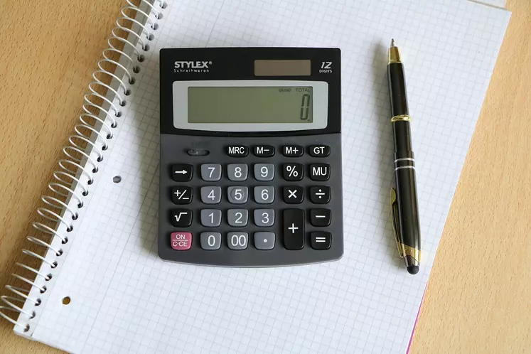 Calculatrice, cahier et stylo