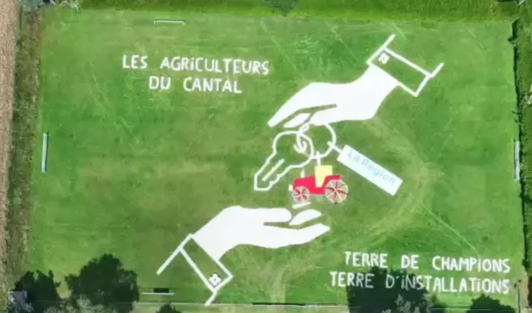 Vue du ciel, la fresque du Cantal qui met en avant la transmission.