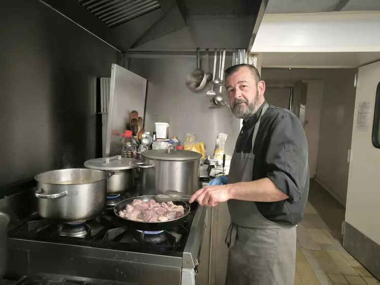 En cuisine, on s'active pour préparer les plats traiteurs du jour. 