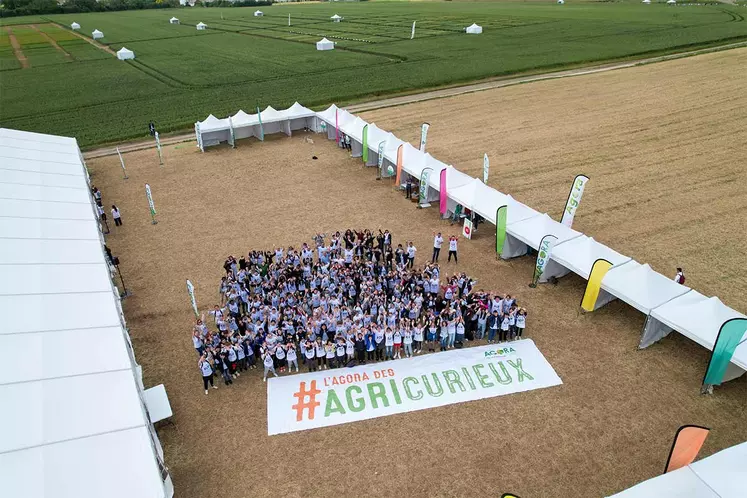 Les élèves participant à l'Agricurieux Tour posent pour une photo