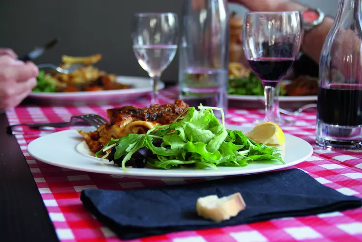 Assiette de nourriture posée sur une table 