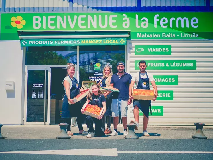 Equipe devant un magasin Bienvenue à la ferme