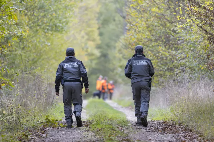 deux agents de l'OFB vont contrôler des chasseurs