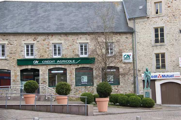 Agence du Crédit agricole dans un village