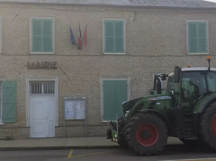 Tracteur devant la mairie d'un village