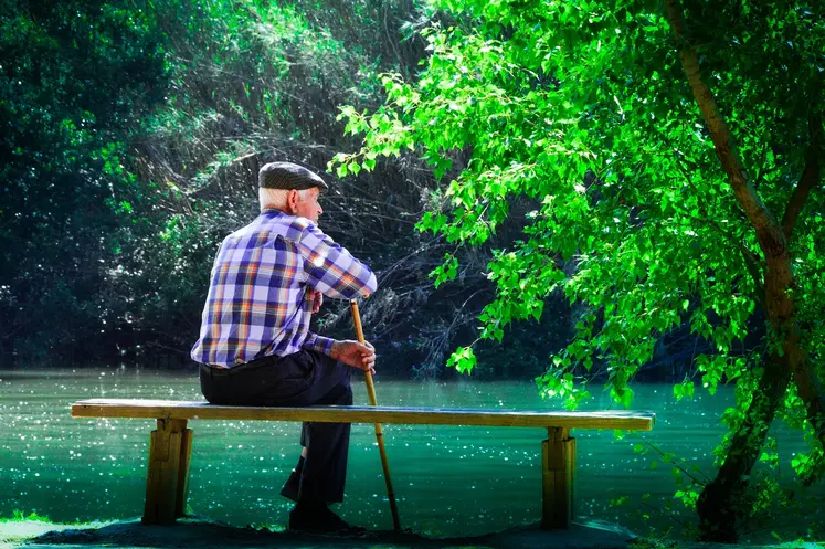 Vieil homme sur un banc