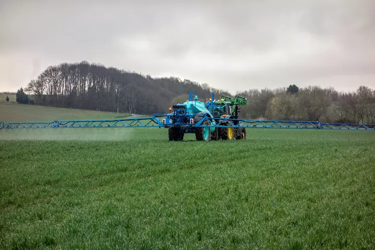 Pulvérisateur de produits phytosanitaires dans un champ de céréales