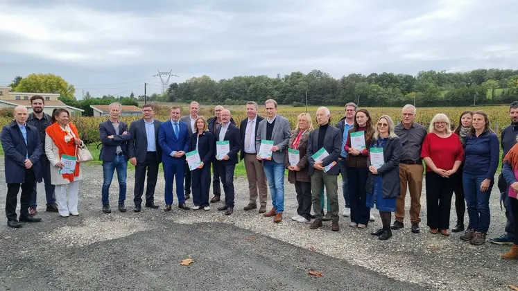 Porteurs de la démarche Recol'Terra dans le vignoble de la Maison Pestoury.